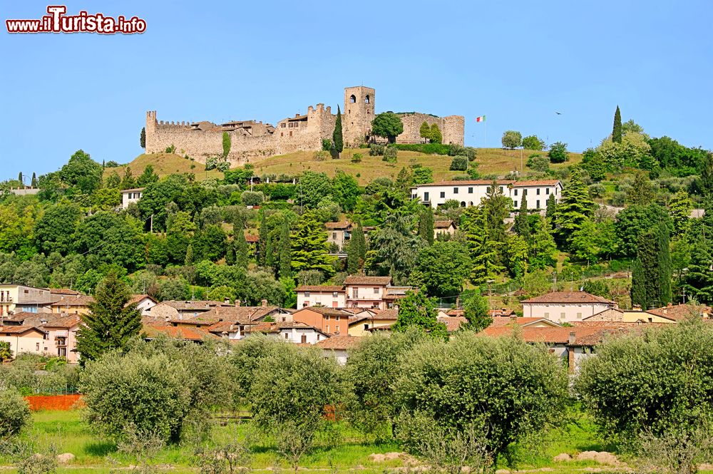 Immagine Il panorama di Padenghe sul Garda e il Castello Medievale che domina il borgo