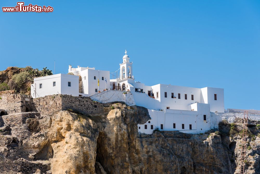 Immagine Panorama di Panagia Spillani con la chiesa intonacata con calce bianca, isola di Nisyros, Grecia.