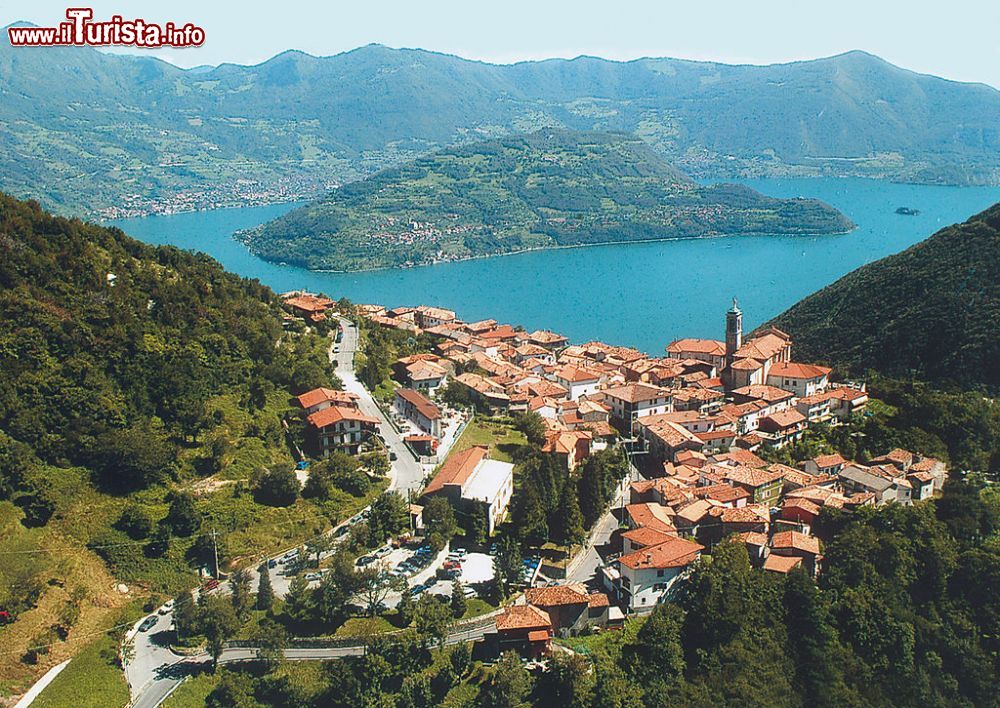 Immagine il panorama di Parzanica con il belvedere sul Lago d'Iseo in Lombardia - © Giulia.Danesi - CC BY-SA 4.0, Wikipedia