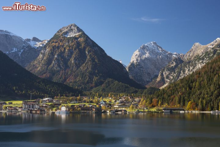 Immagine Panorama di Pertisau e del lago Achensee, Austria - Frazione del comune di Eben am Achensee, Pertisau rappresenta il centro turistico della regione. Dietro al paese si innalzano dolci colline, boschi e valli che si confondono con i monti del Karwendel e le loro cime fra cui il Sonnjoch e il Lamsenspitze © Matthias Riedinger / Shutterstock.com