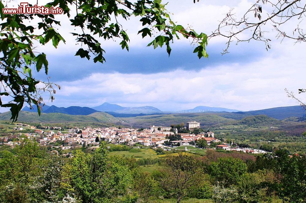 Immagine Panorama di Pescolanciano in Molise - © aledm90, CC BY-SA 4.0, Wikipedia
