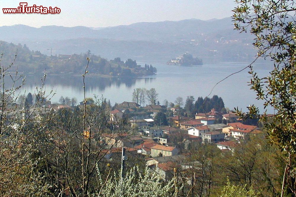 Immagine Il panorama di Pettenasco sul Lago d'Orta in Piemonte  - © Tracanzan - CC BY-SA 3.0, Wikipedia