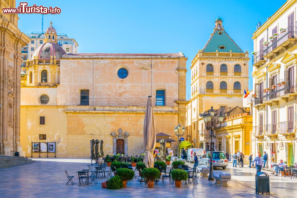 Immagine Panorama di Piazza Loggia nella città di Marsala, Sicilia. Nota oggi come Piazza della Repubblica, qui si trovano il duomo cittadino e il Palazzo VII Aprile.