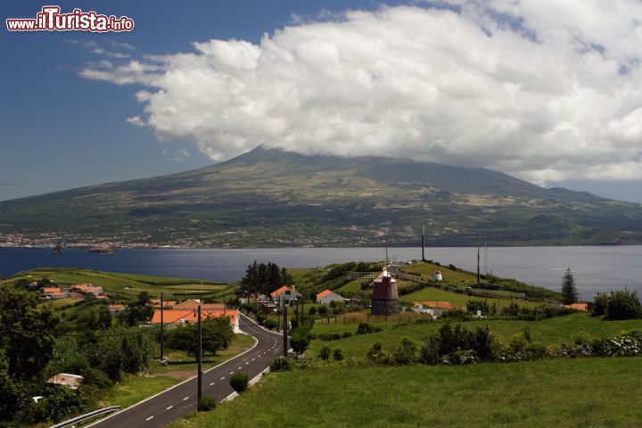 Immagine Una bella veduta panoramica di quest'isola portoghese che conta circa 15 mila abitanti. L'anno della sua scoperta non è ben definito anche se pare che nel 1460 fosse già abitata e che un primo insediamento si registrò nel villaggio di Lajes do Pico nel corso del XVIII° secolo - © Miroslav Hladik / Shutterstock.com