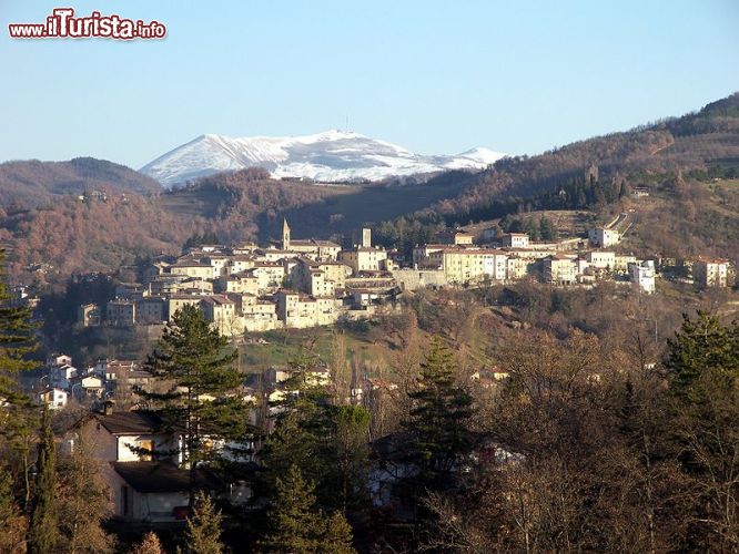 Immagine Panorama di Pietralunga in Umbria e il Monte Nerone sullo sfondo