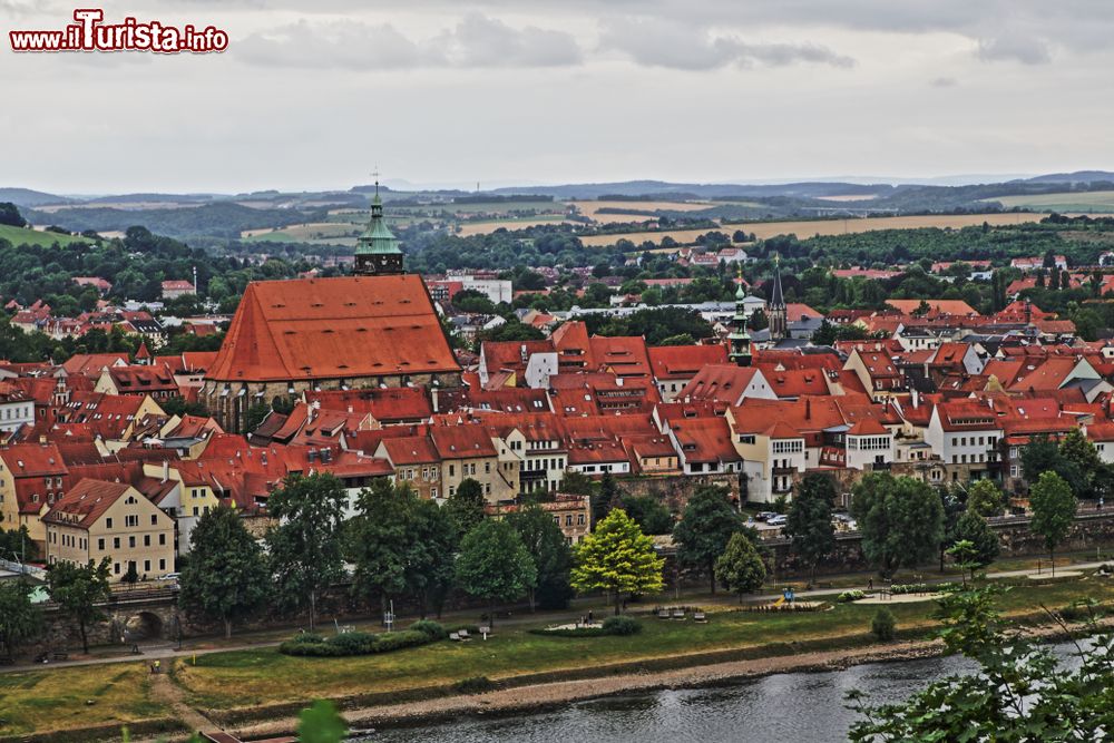 Immagine Panorama di Pirna con il fiume e la chiesa di Santa Maria, Sassonia, Germania.