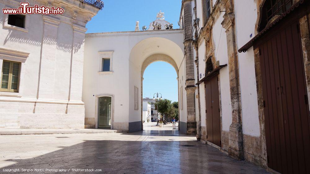 Immagine Panorama di Porta Santo Stefano nota come arco di Sant'Antonio a Martina Franca, Puglia. E' l'arco di trionfo nonché il simbolo del barocco martinese che introduce nel borgo antico. Questa porta faceva parte dell'antico sistema difensivo medievale - © Sergio Monti Photography / Shutterstock.com