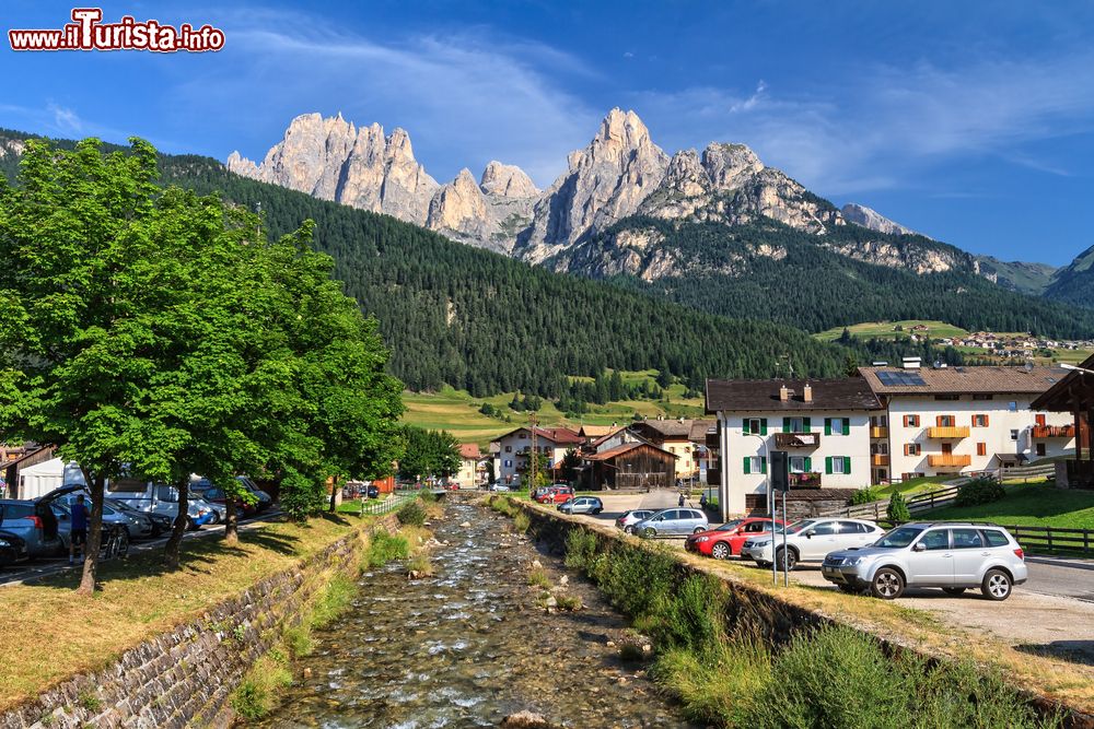 Immagine Panorama di Pozza di Fassa con il Torrente Avisio, Trentino. Quesa graziosa località sorge nel cuore della Val di Fassa alla confluenza fra l'Avisio e il rio San Nicolò.