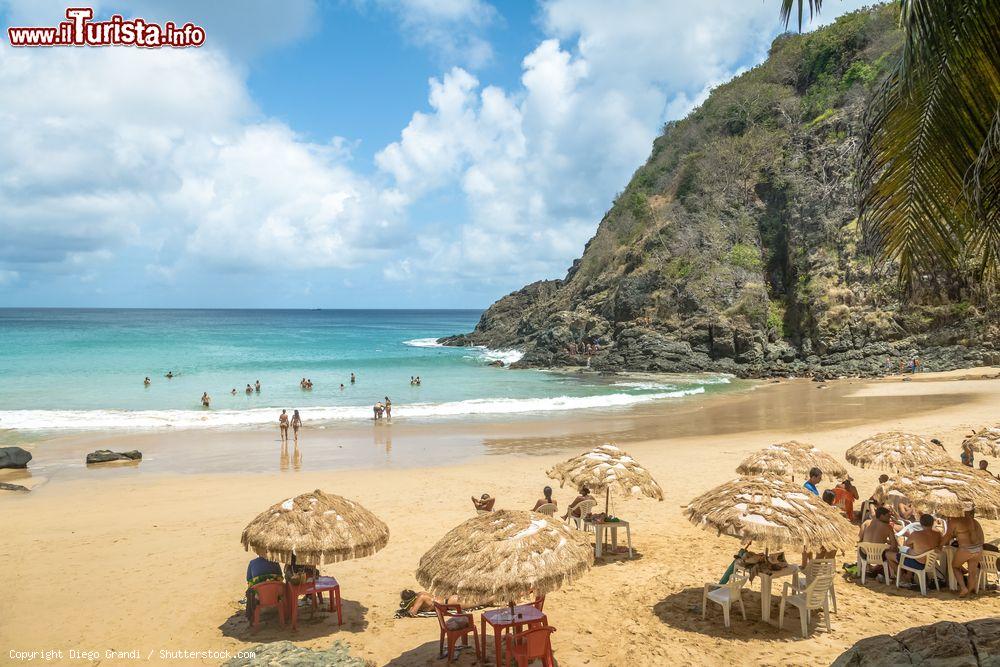 Immagine Panorama di praia do Cachorro a Vila dos Remedios, Fernando de Noronha, Brasile. Ottima per chi desidera fare snorkeling, questa spiaggia rocciosa è fra le più belle dell'isola - © Diego Grandi / Shutterstock.com