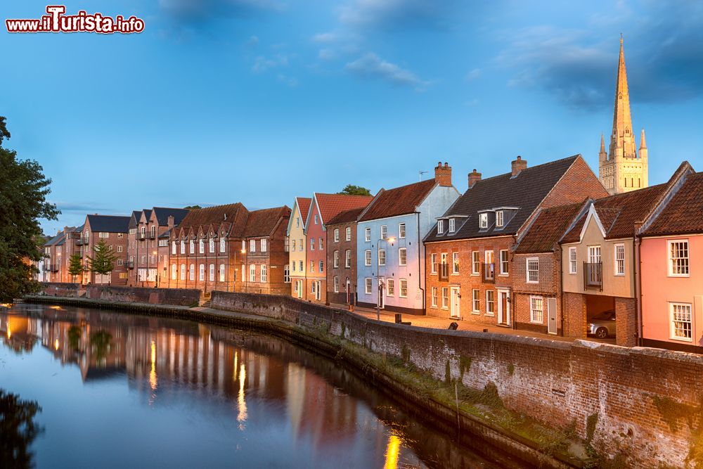 Immagine Panorama di Quay Side a Norwich (Norfolk) al tamonto, Inghilterra.