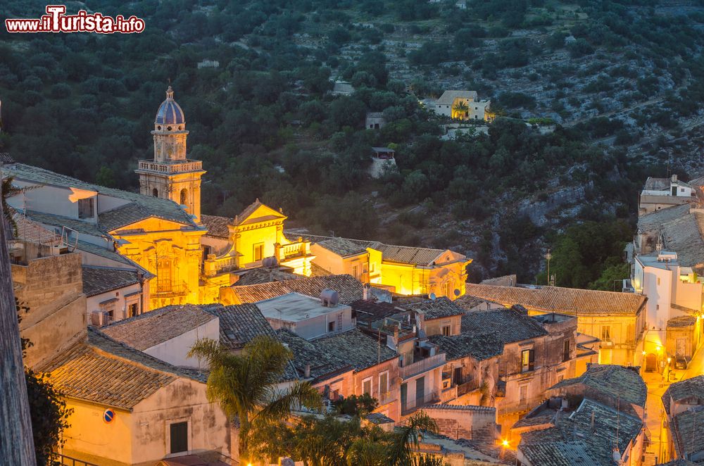 Immagine Panorama di Ragusa Ibla al tramonto, Sicilia, Italia. E' il quartiere cittadino famoso per l'architettura barocca di edifici signorili e luoghi di culto.