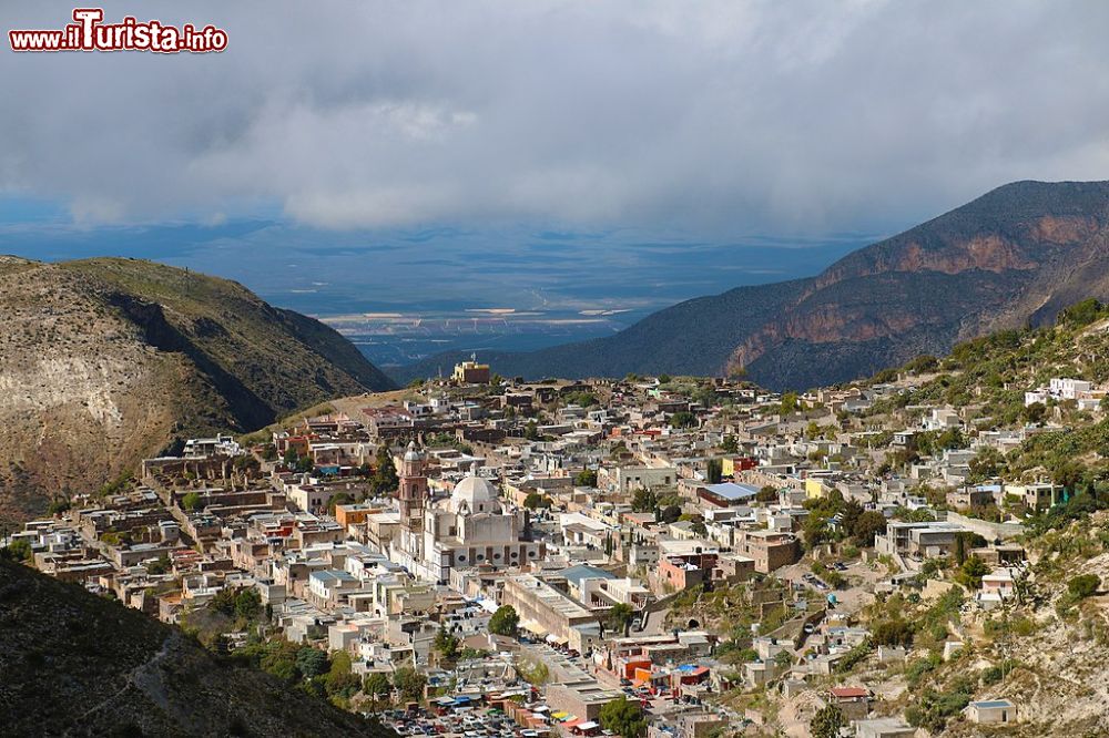 Immagine Il paese di Real de Catorce sorge tra le montagne desertiche dello stato di San Luis Potosí, Messico. Dopo essere stato quasi abbandonato per decenni, oggi sta rinascendo come meta turistica. - © Rafael Saldaña - Wikimedia Commons