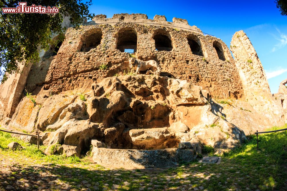 Immagine Panorama di alcune rovine nella riserva naturale di Monterano, Roma, Lazio. Questa suggestiva location è stata utilizzata per le riprese di numerosi film italiani e stranieri.