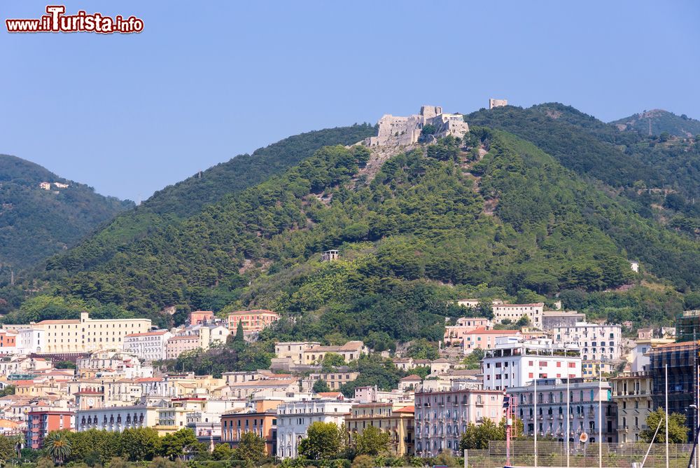 Immagine Panorama di Salerno e del Castello Arechi sulla collina