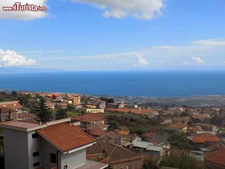 Immagine Il panorama di Sant Alfio , la costa orientale della Sicilia e il mar Jonio