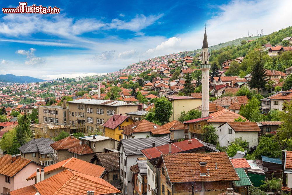 Immagine Panorama di Sarajevo in estate: siamo nella capitale della Bosnia Erzegovina