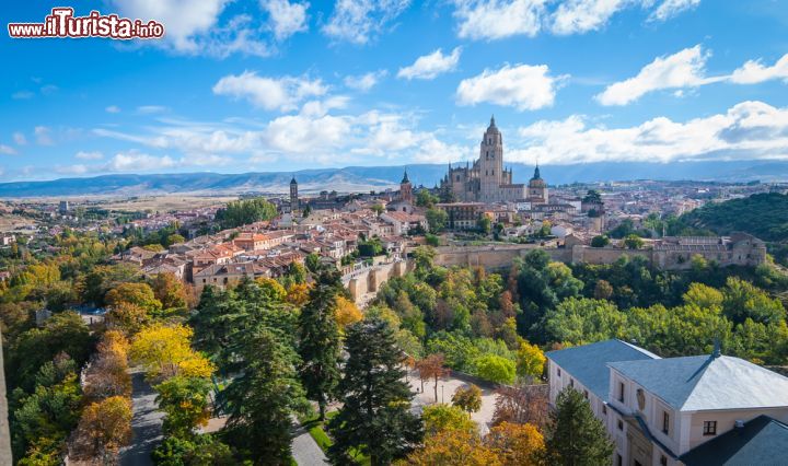 Immagine Segovia vista dall'Alcazar, Spagna - Sulle pendici della Sierra de Guadarrama, fra i fiumi Eresma e Clamores, sorge la bella città di Segovia, capoluogo dell'omonima provincia. In questa immagine, l'incantevole panorama di cui si può godere sulla città dall'Alcazar, la fortezza risalente al periodo di dominazione araba, ampliata nel Quattrocento e quasi completamente ricostruita nel 1862 © valleyboi63 / Shutterstock.com