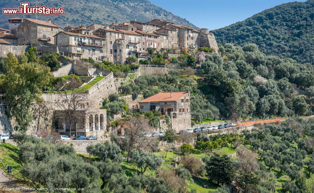 Immagine Panorama di Sermoneta, villaggio medievale fortificato in provincia di Latina (Lazio) - © Stefano_Valeri / Shutterstock.com