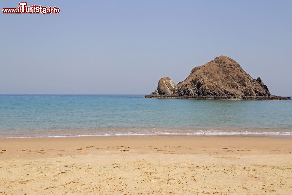 Immagine Panorama di Snoopy Island nell'Emirato di Fujairah (EAU). Quest'isolotto nel Golfo dell'Oman è circondato da acqua cristallina con coralli e pesci tropicali.