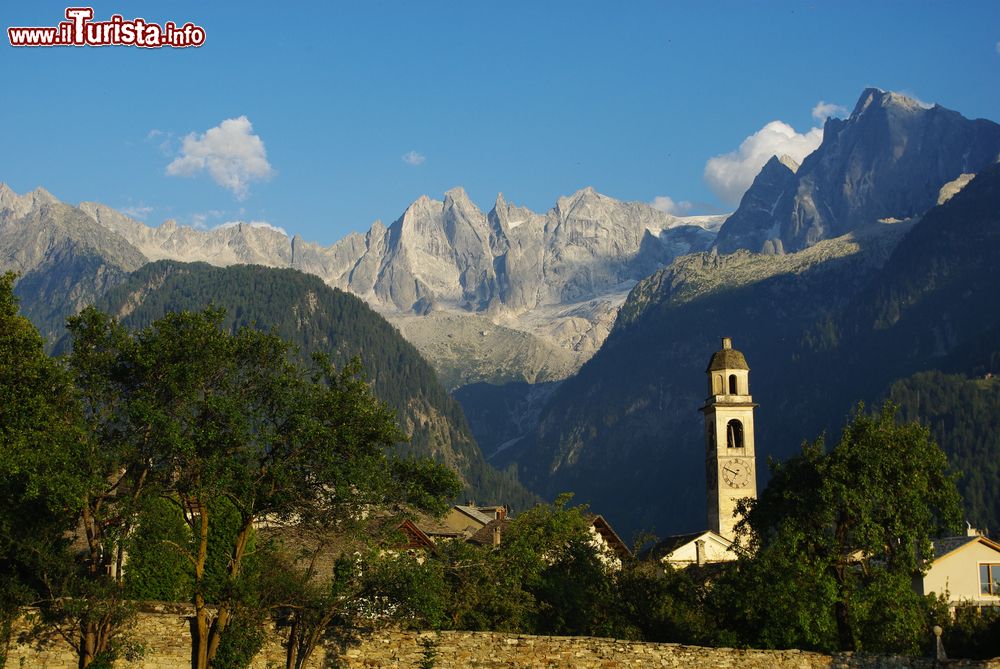 Immagine Panorama di Soglio con le Alpi e il ghiacciaio, Svizzera.