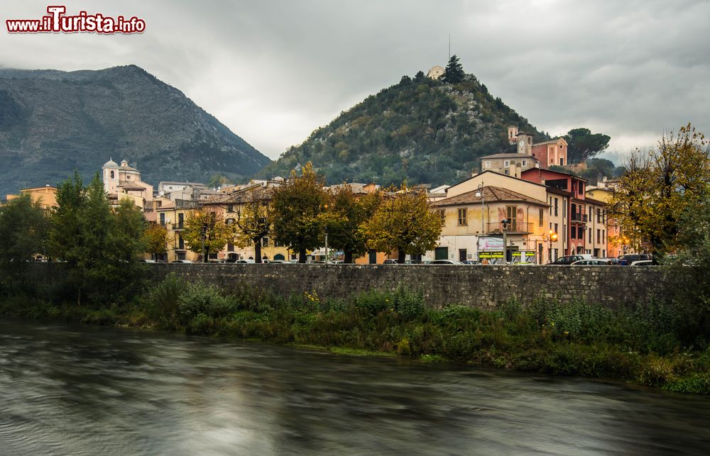 Immagine Panorama di Sora, nel Lazio: in primo piano il Fiume Liri, sullo sfondo la collina di San Casto