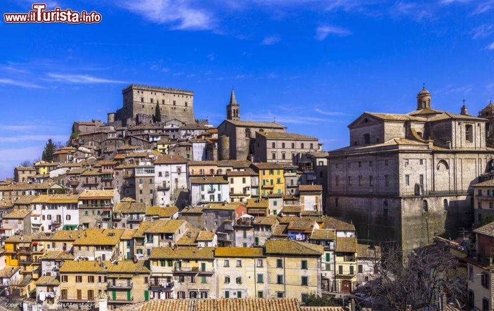 Immagine Panorama di Soriano nel Cimino, Lazio. Nato sulle ceneri della vecchia Surrina vetus, questo borgo è uno dei centri di villeggiatura più interessanti della Tuscia: situato a 510 metri di altitudine, dista 17 km da Viterbo - © leoks / Shutterstock.com