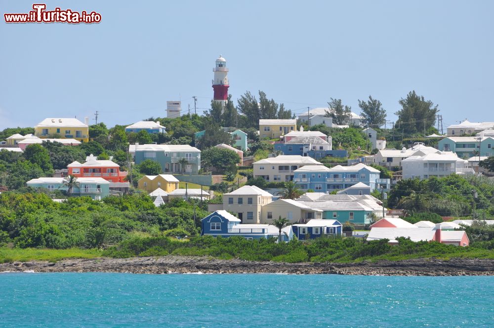 Immagine Panorama di St. George's, Bermuda. Cittadina marittima, St. George's affascina per la sua atmosfera coloniale che si incontra soprattutto nel centro storico.