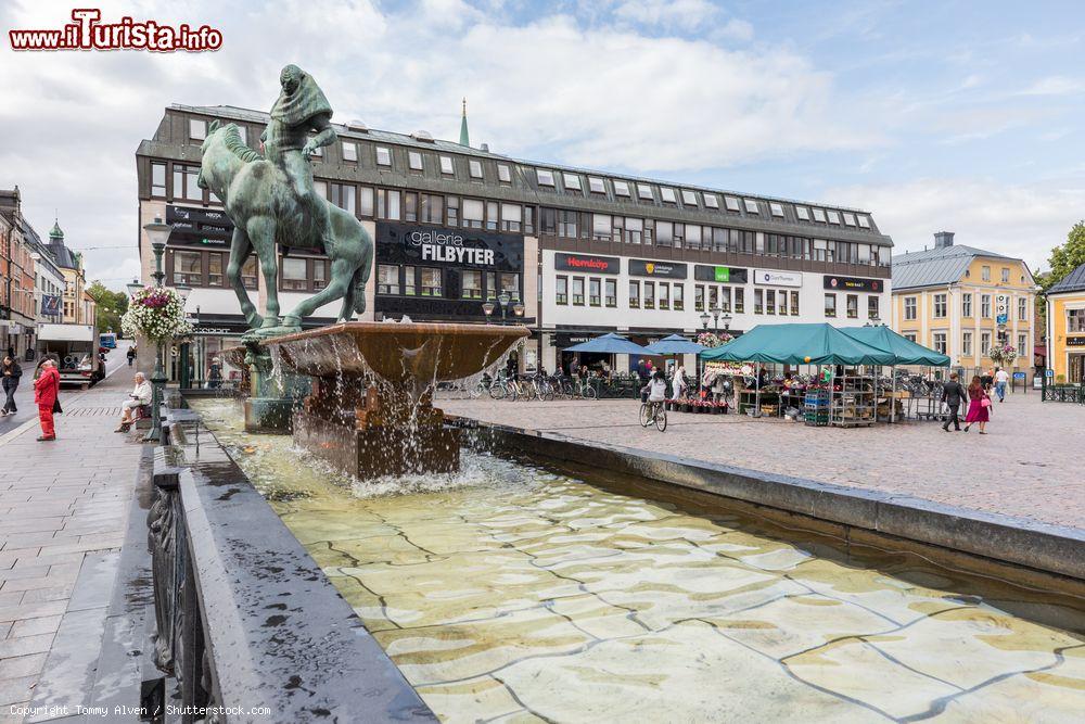 Immagine Panorama di Stora Torget, la più antica piazza di Linkoping (Svezia) con il centro commerciale Filbyter - © Tommy Alven / Shutterstock.com