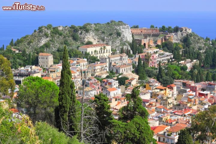 Immagine Panorama di Taormina, Sicilia. Fotografata dall'alto, con il mare e i resti del teatro greco sullo sfondo, Taormina appare in tutto il suo splendore.