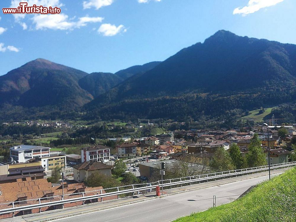 Immagine Panorama di Tione di Trento nelle Valli Giudicarie del Trentino - © Adert - CC BY-SA 4.0, Wikipedia