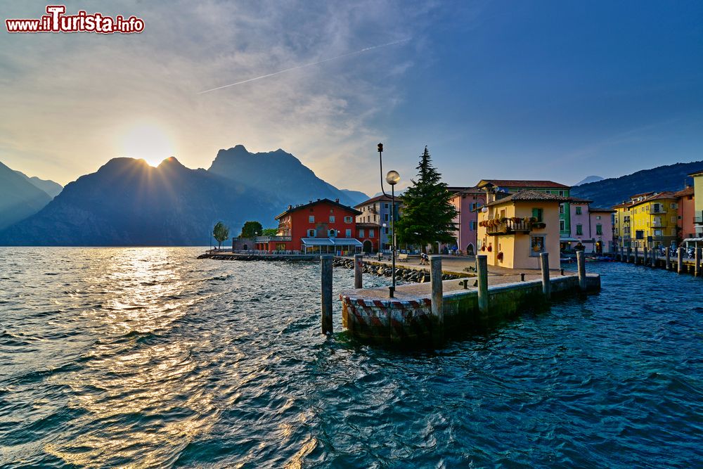 Immagine Panorama di Torbole al crepuscolo, lago di Garda, Trentino Alto Adige. Siamo sul golfo nord del lago di Garda fra il monte Baldo a est e la piana del Sarche a est.