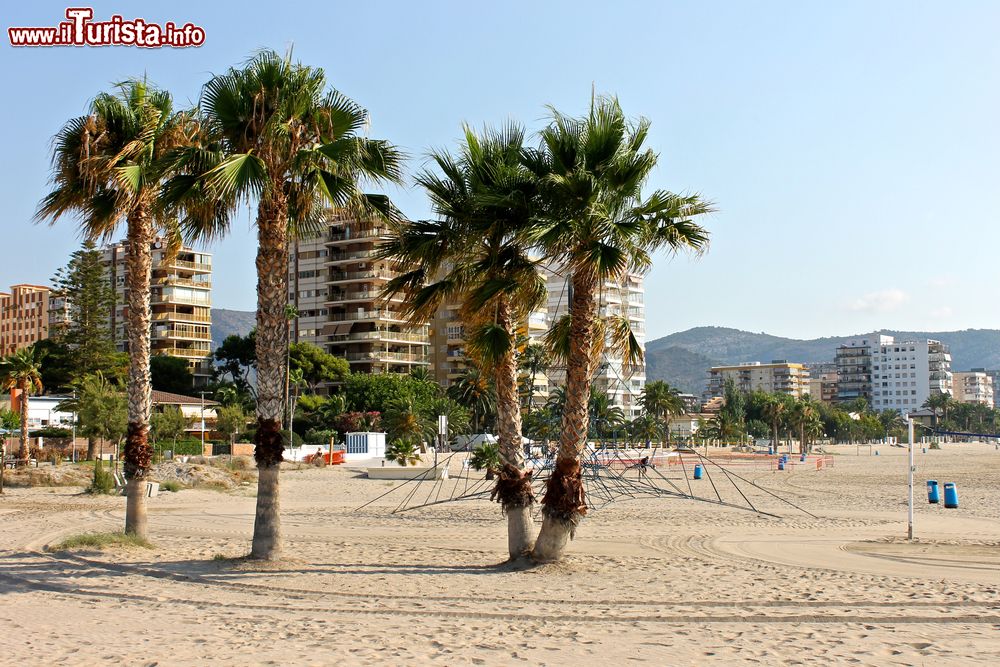 Immagine Panorama di Torreon Beach a Benicassim, Costa del Azahar, Spagna. E' una delle spiagge più celebri e frequentate della città.