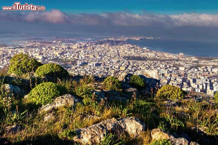 Immagine Panorama di Trapani, Sicilia - Un suggestivo scorcio panoramico della città di Trapani che grazie ad una eccellente posizione geografica e paesaggistica è stata capace in antichità di attirare grandi civiltà e ospitare importanti eventi. Oggi è una delle mete turistiche più interessanti della costa ovest della Sicilia © Andrew Mayovskyy / Shutterstock.com