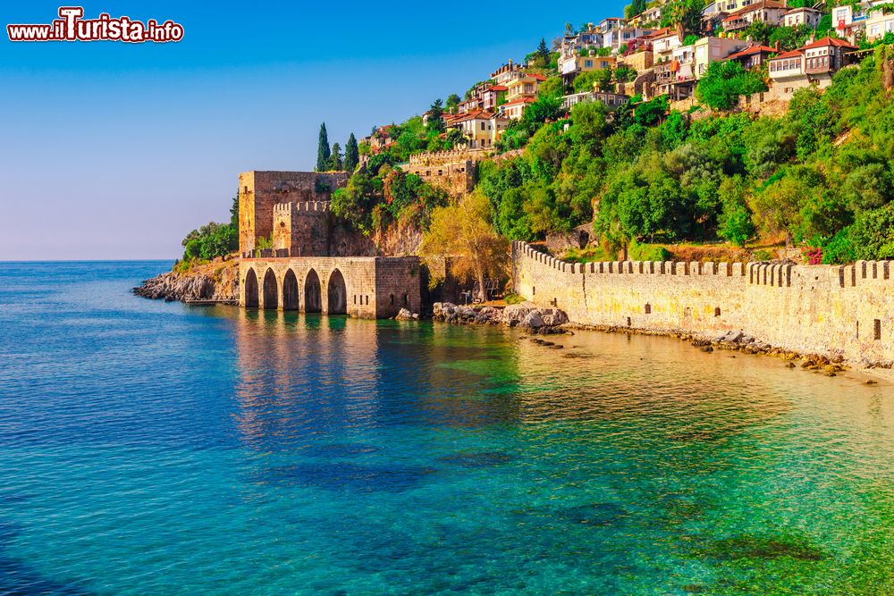 Immagine Panorama di un antico cantiere navale nei pressi della torre di Kizil Kule nella pensiola di Alanya, Turchia.