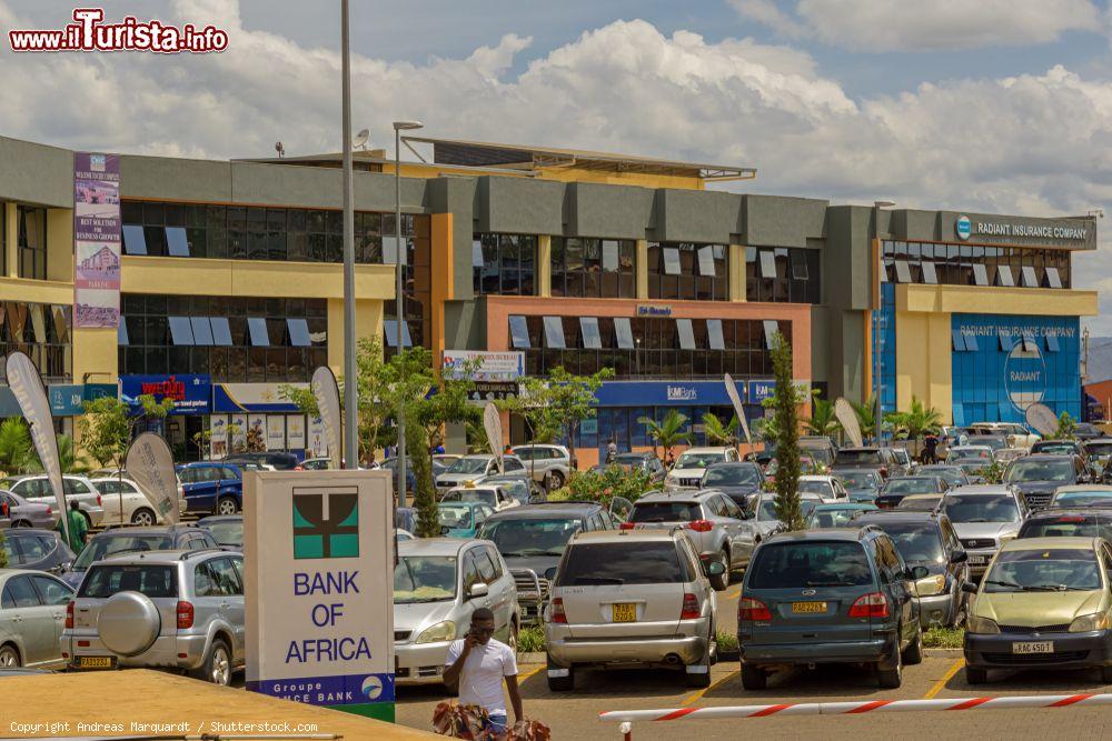 Immagine Panorama di un moderno edificio dedicato agli affari a Kiyovu nei pressi di Kigali, Ruanda (Africa). Si tratta dello Chic Building nei pressi di KN 2 Avenue - © Andreas Marquardt / Shutterstock.com