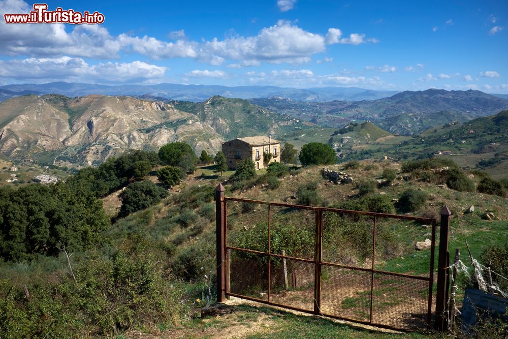 Immagine Panorama di una casa rurale a Petralia Soprana, Sicilia, in una giornata estiva. Parte del Parco delle Madonie, è uno dei borghi più belli d'Italia.