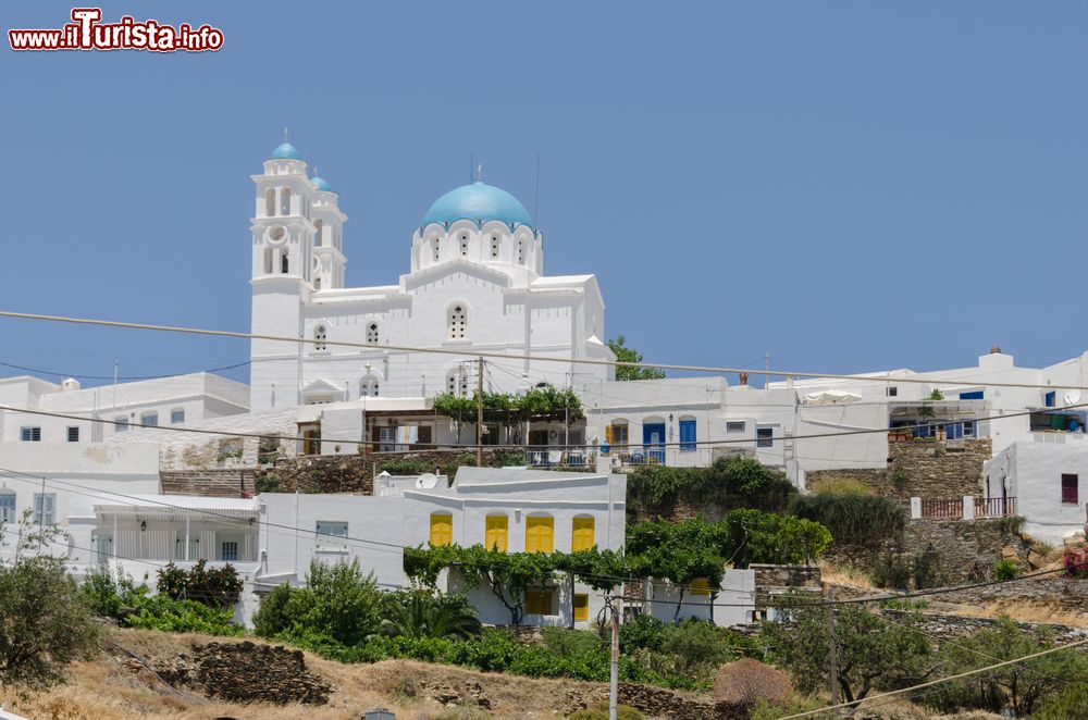 Immagine Panorama di una chiesa greco ortodossa a Sifnos, Cicladi. A impreziosire l'edificio religioso sono le cupole azzurre.