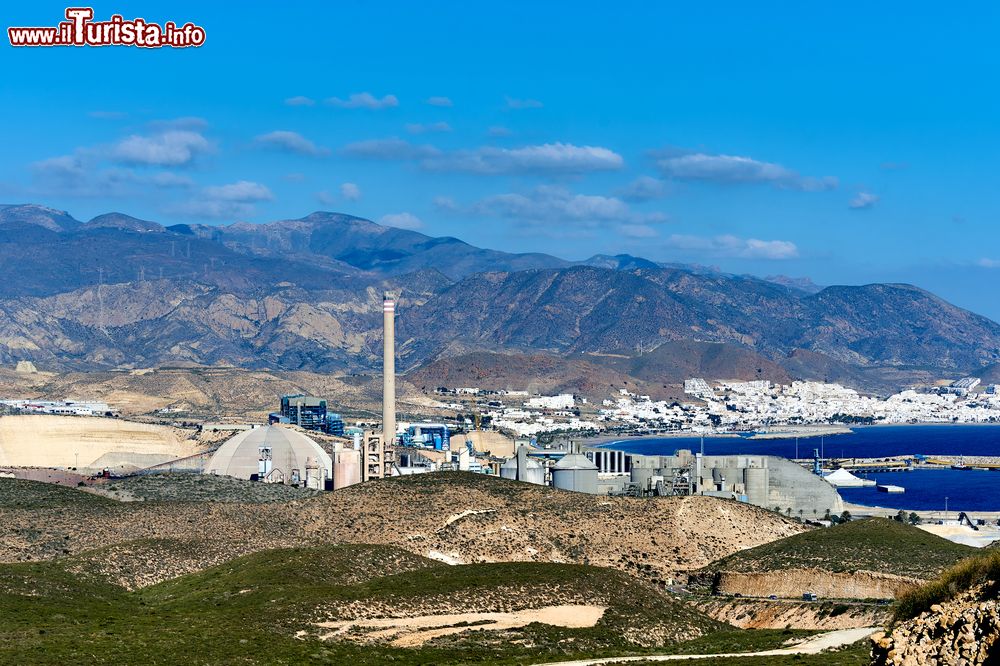 Immagine Panorama di una fabbrica di cemento a Carboneras, provincia di Almeria, Spagna.