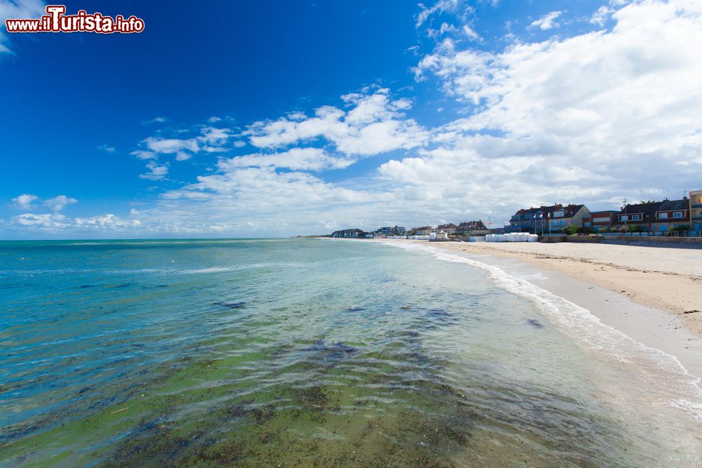 Immagine Panorama di una spiaggia a Courseulles-sur-Mer in estate, Normandia (Francia).