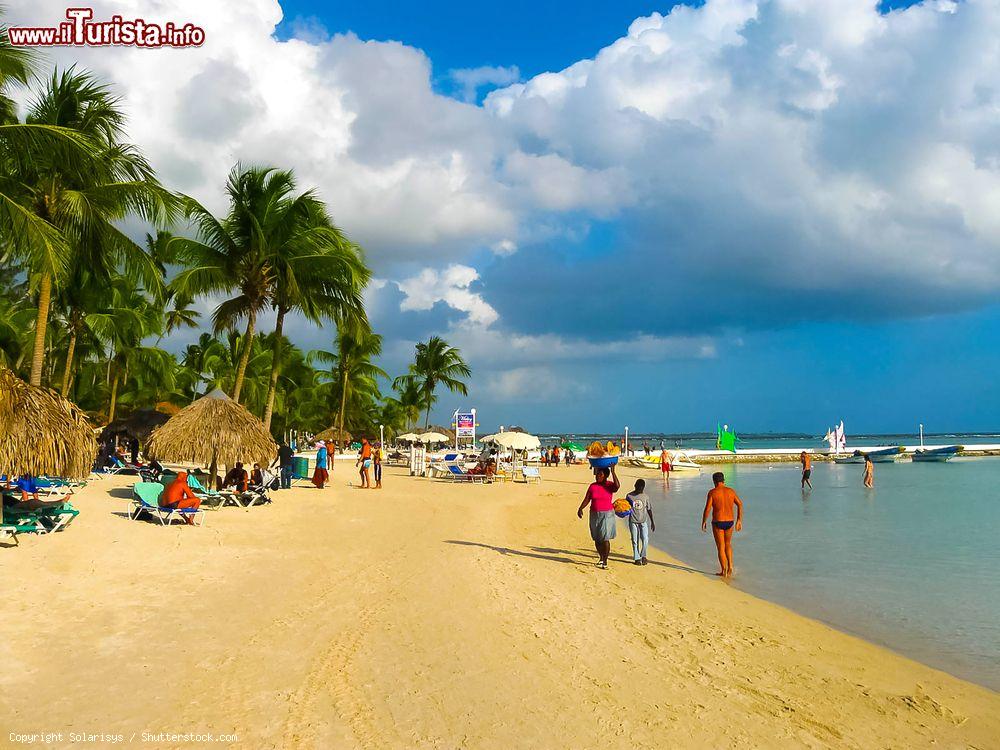 Immagine Panorama di una spiaggia di Boca Chica, Repubblica Dominicana, in estate con gente in relax - © Solarisys / Shutterstock.com
