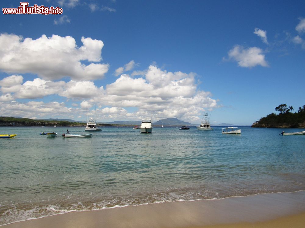 Immagine Panorama di una spiaggia tropicale nella baia di Sosua, Repubblica Domenicana. Questa piccola località balnerare si trova sulla costa settentrionale del paese; il mare, quasi sempre calmo e con acque cristalline, è adatto anche alle famiglie con bambini.