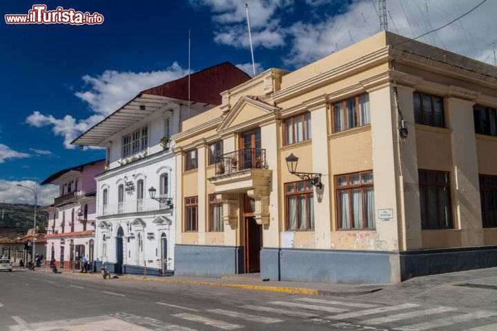 Immagine Panorama di una strada a Cajamarca, Perù. Case dalle facciate color pastello si affacciano su una via cittadina. Cajamarca è un'elegante metropoli coloniale adagiata in una valle racchiusa da montagne scure - © Matyas Rehak / Shutterstock.com