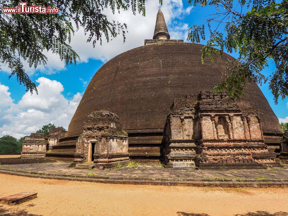 Immagine Panorama di una stupa buddhista a Polonnaruwa, Sri Lanka.