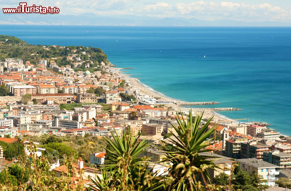 Immagine Il panorama di Varazze, località balneare della Riviera di Ponente in Liguria.