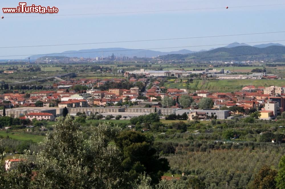 Immagine Il panorama di Venturina Terme in Toscana - ©  Prof.Quatermass, Pubblico dominio, Wikipedia