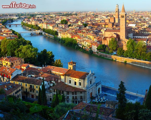 Immagine Foto panoramica di Verona e il suo fiume Adige (Veneto) - Il fiume Adige, piuttosto presente a Verona dal punto di vista visivo, quando viene ammirato da scorci panoramici particolari, come in questo caso, regala uno spettacolo davvero unico. I due ponti principali che l'attraversano poi, non risultano affatto invadenti anzi, semmai in perfetto equilibrio edilizio con il resto del panorama - © Dudarev Mikhail / Shutterstock.com