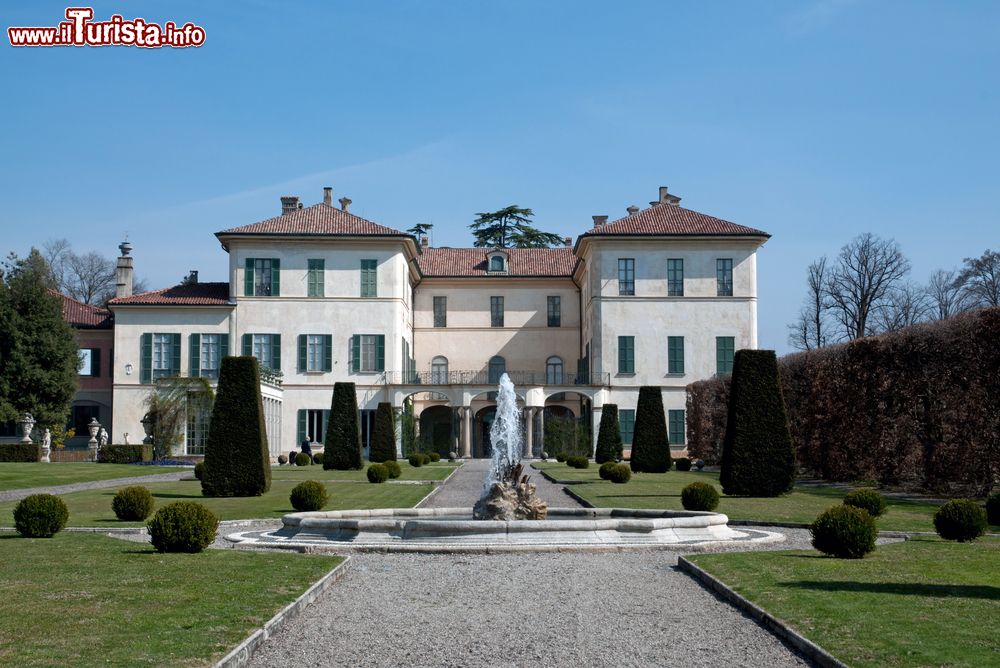 Immagine Panorama di Villa Orrigoni Menafoglio Litta Panza a Biumo Superiore, Varese, Lombardia. E' nota per la sua collezione d'arte contemporanea e per i giardini che si estendono per 33 mila metri quadrati.