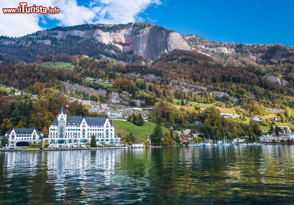 Immagine Panorama di Vitznau dal lago di Lucerna, Svizzera.