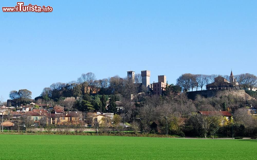 Immagine Il panorama del borgo di Volta Mantovana, comune tra le coline Moreniche del Garda in Lombardia - © Massimo Telò, CC BY-SA 3.0, Wikipedia