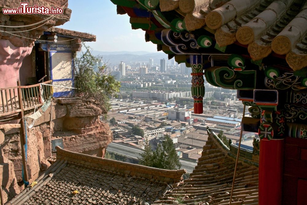 Immagine Panorama di Xining city (Cina) con il tempio taoista di Tulou fotografati dalla Montagna Beishan